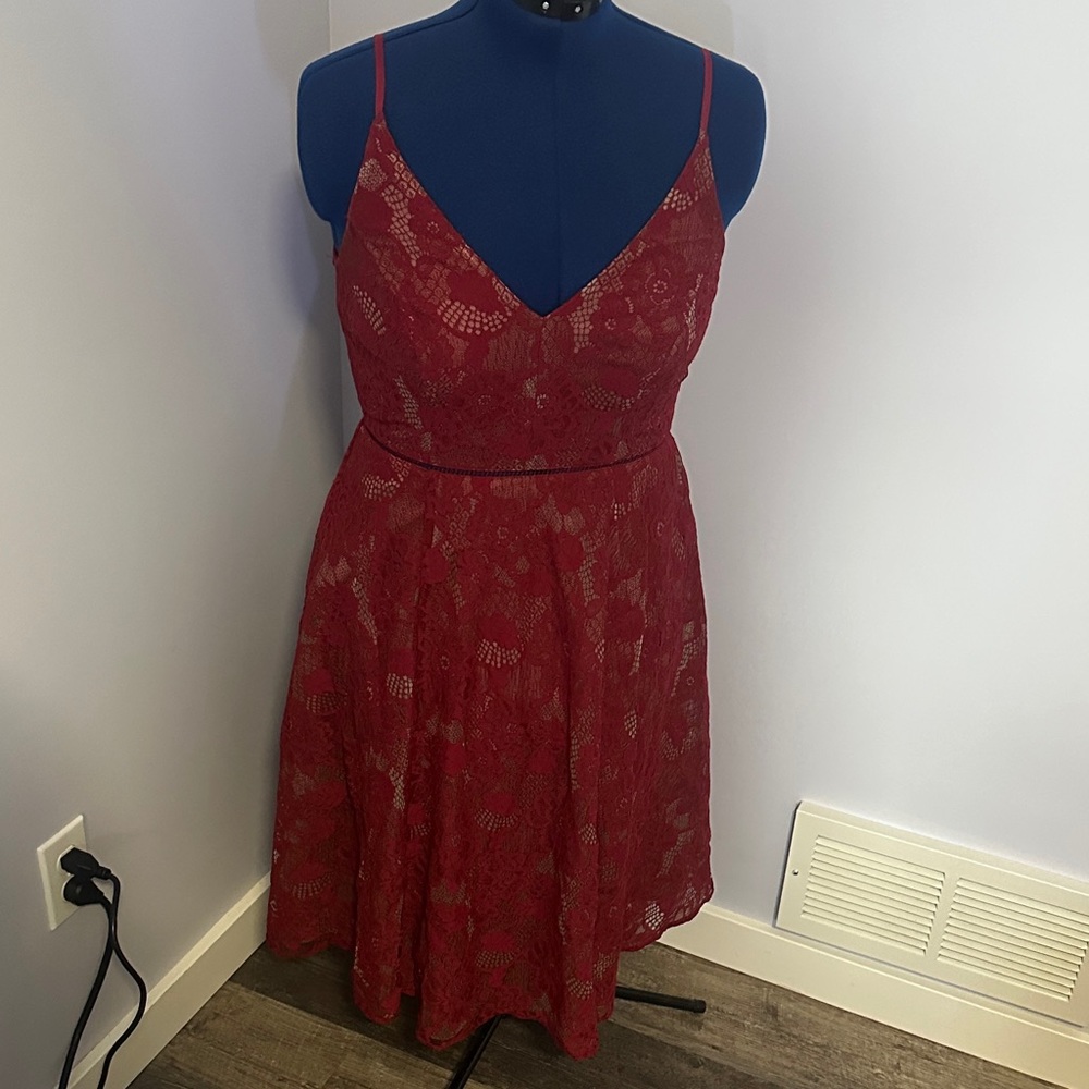 ✨Free Gift w/Purchase✨ Lulus Red Lace Dress